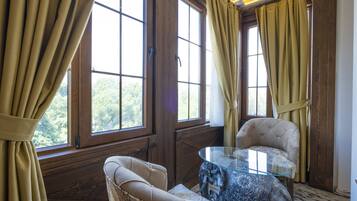 Deluxe Jacuzzi Suite | Área de sala de estar | Televisión LCD de 43 pulgadas con canales vía satélite y televisión