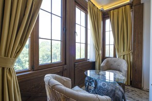 Deluxe Jacuzzi Suite | Vardagsrum | 43-tums LCD-tv med satellitkanaler och tv