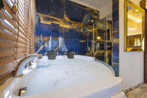 Corner Jacuzzi Suite | Bathroom | Shower, free toiletries, hair dryer, slippers