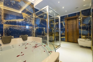 Deluxe Jacuzzi Suite | Bathroom | Shower, free toiletries, hair dryer, slippers - Reis Royal Hotel (Fethiye)