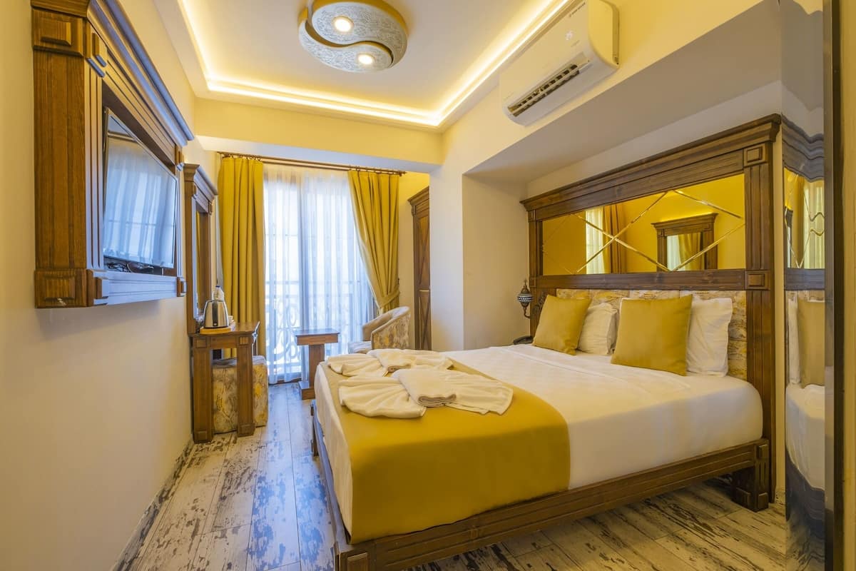 Premium bedding, minibar, blackout curtains, soundproofing