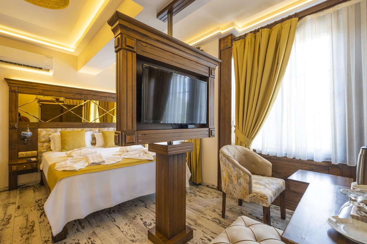 Premium bedding, minibar, blackout curtains, soundproofing