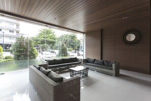 Lobby sitting area - Cozy Living in Nimman (Chiang Mai)