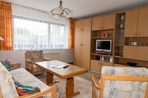 Appartement, niet-roken, uitzicht op tuin (Souterrain) | Woonkamer | Een flatscreentelevisie