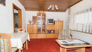 Apartment, 1 Queen Bed, Non Smoking, Garden View (DG Rechts) | Living room | Flat-screen TV