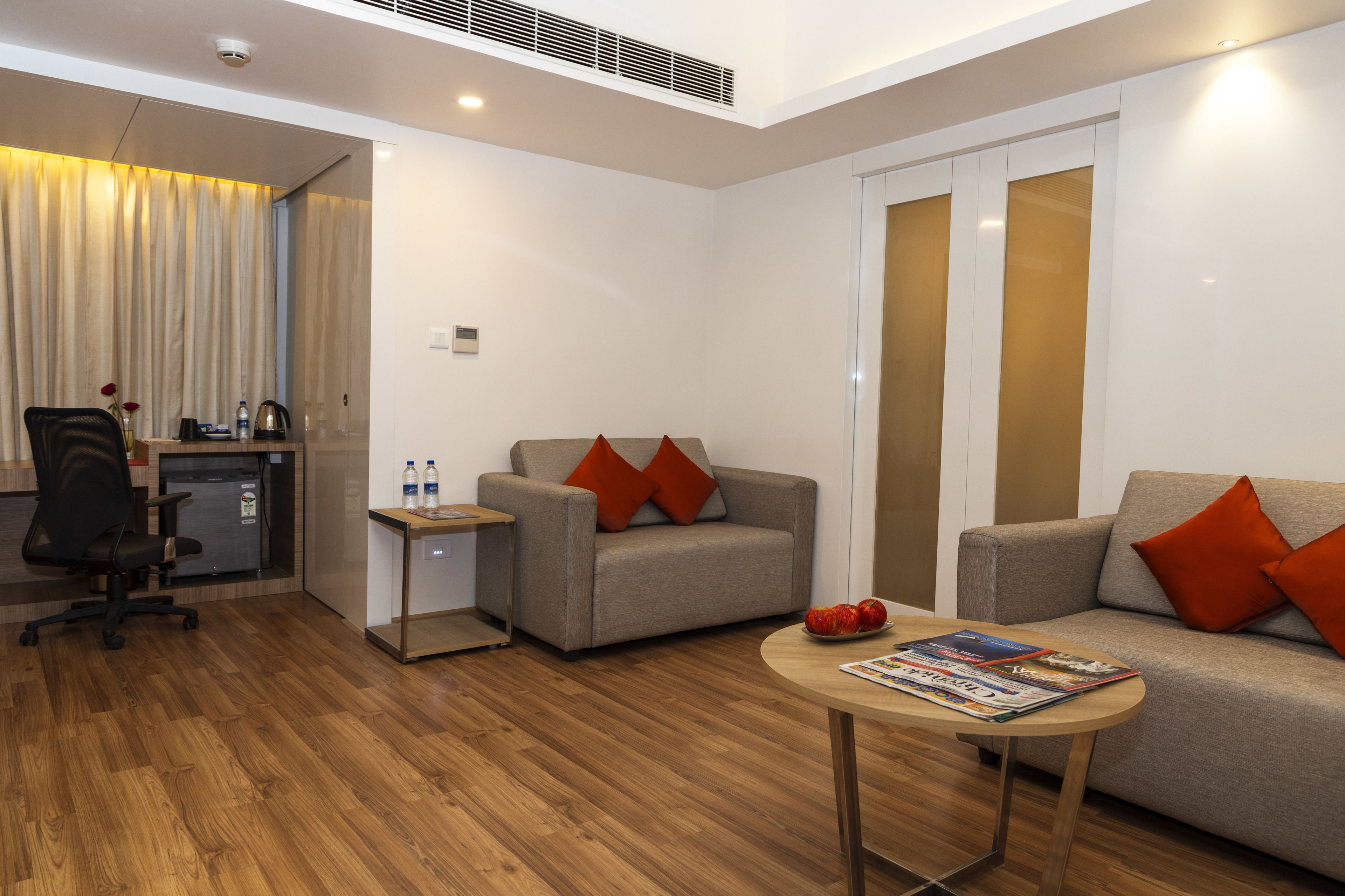 executive suite, 1 king bed | living area | flat-screen tv, fireplace