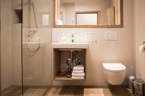 Haartrockner, Handtücher, Seife, Toilettenpapier