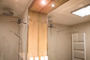 Een douche, een haardroger, handdoeken, zeep