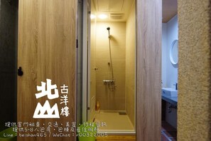 Shower, free toiletries, slippers - Beishan Old Western Style Hostel (Jinning)
