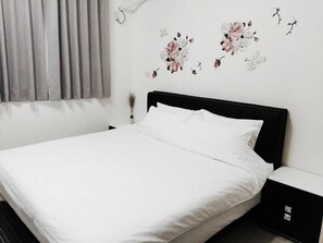 Desk, rollaway beds, free WiFi