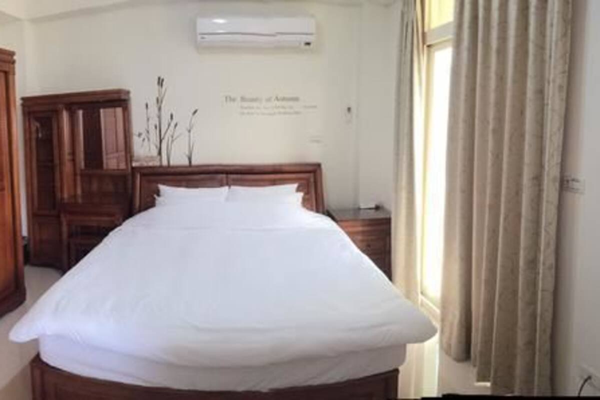Desk, rollaway beds, free WiFi