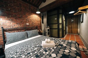 Blackout drapes, free WiFi, bed sheets - Kinba Guest House (Jinning)