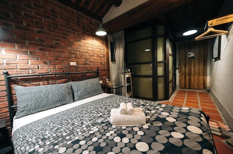 1 bedroom, blackout drapes, free WiFi, bed sheets