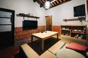 32-inch flat-screen TV with digital channels, TV - Kinba Guest House (Jinning)