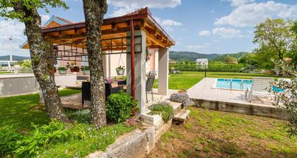 Lovely home in Neoric with WiFi