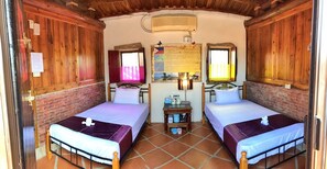Phòng 4 tiện nghi đơn giản, 2 phòng ngủ, có phòng tắm riêng | Bàn, giường gấp/giường phụ (phụ phí) 