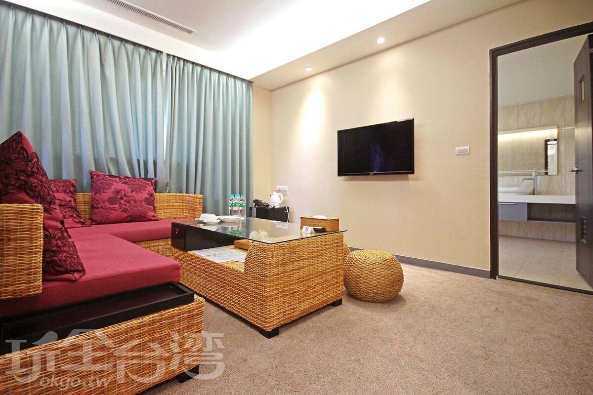 Executive Suite, 1 Queen Bed | Desk, blackout drapes, soundproofing, cribs (free)