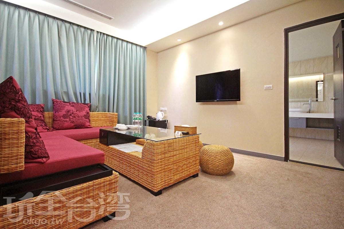 Suíte executiva, 1 cama Queen | Individualmente decorados, escrivaninha, cortinas blackout