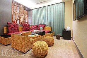 Executive Suite, 1 Queen Bed | Individually decorated, desk, blackout drapes, soundproofing