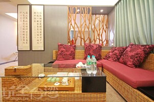 Decoración personalizada, escritorio y cortinas blackout