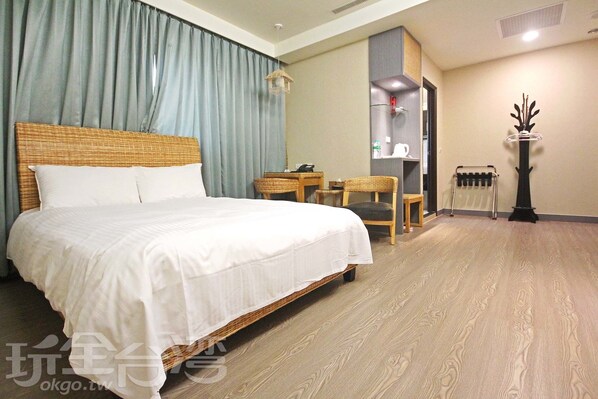 Elite Double Room, 1 Double Bed | Individually decorated, desk, blackout drapes, soundproofing