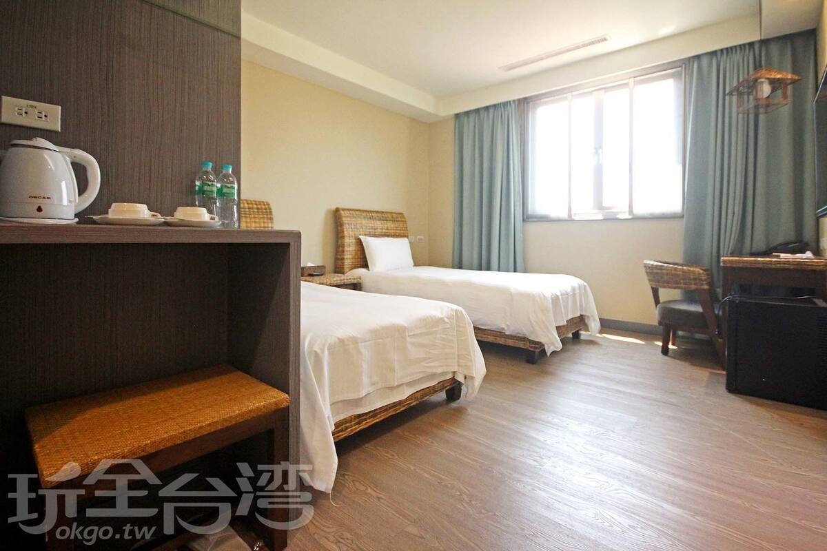 Elite Twin Room | Desk, blackout drapes, soundproofing, cribs (free)