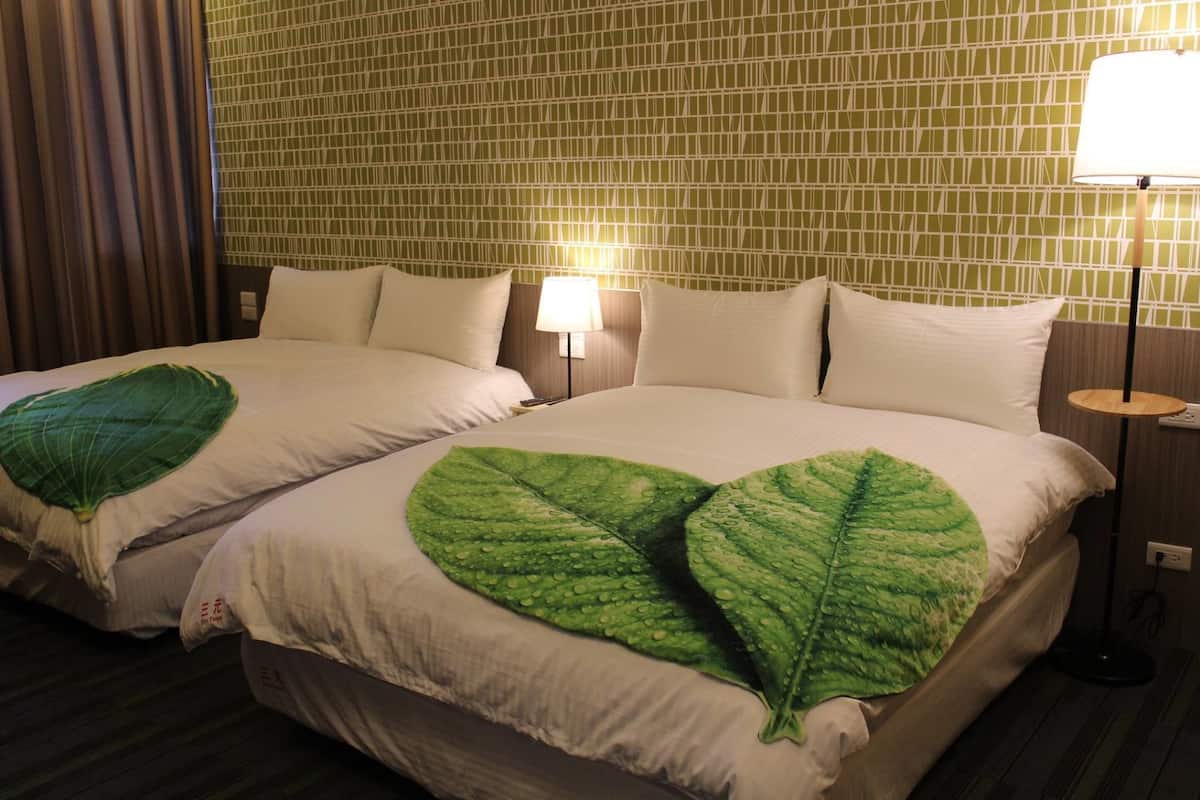 Quadruple Room | Desk, blackout curtains, soundproofing, free WiFi