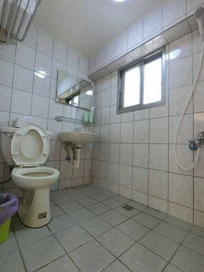 Kamar Quadruple Keluarga | Kamar mandi | Shower, perlengkapan mandi gratis, pengering rambut, dan sandal