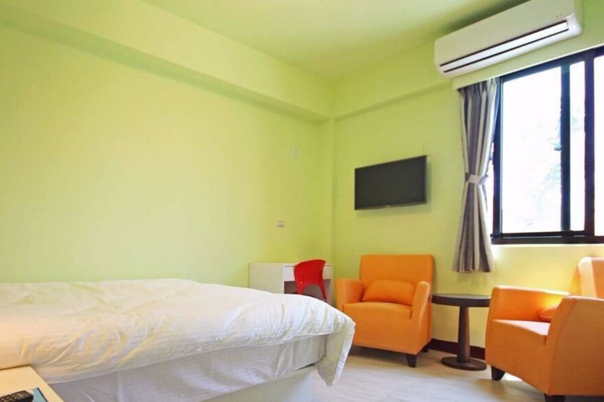 Kamar Double Bisnis, area halaman | Meja kerja, Wi-Fi gratis, dan seprai linen