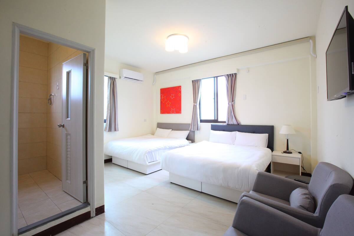 Kamar Quadruple, area taman | Meja kerja, Wi-Fi gratis, dan seprai linen