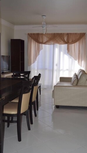 Traditional Apartment, 2 Bedrooms, Accessible | Living room | 40-inch LCD TV with digital channels, TV - Recidencial Daniela (Balneário Camboriú)