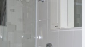 Apartamento tradicional, 2 habitaciones, accesible para personas con discapacidad | Baño