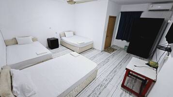 Chambre Familiale | Bureau, rideaux occultants, Wi-Fi gratuit, draps fournis