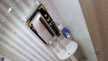 Een douche, handdoeken