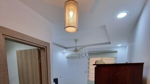 A bedroom with a bed, a ceiling fan, an air conditioning unit, and a wooden wardrobe. - Hotel Rayan Djibouti (Djibouti)