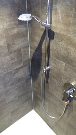 Dusche, Haartrockner, Handtücher