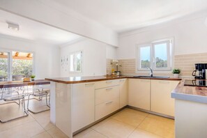 Fridge, oven, dishwasher, coffee/tea maker