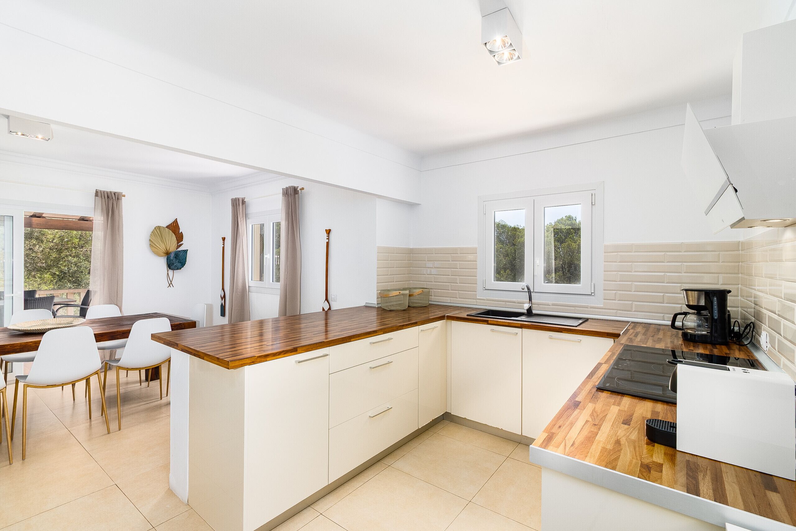 Fridge, oven, dishwasher, coffee/tea maker