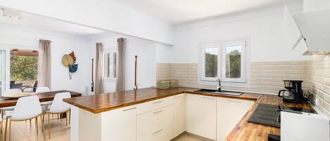Fridge, oven, dishwasher, coffee/tea maker