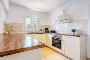 Fridge, oven, dishwasher, coffee/tea maker
