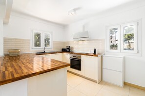 Fridge, oven, dishwasher, coffee/tea maker