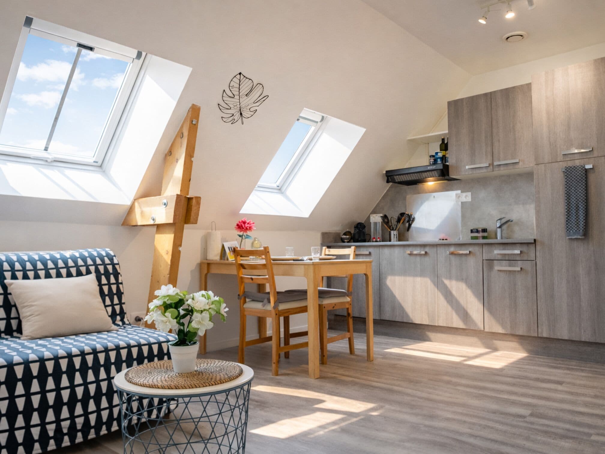 Kjøleskap, mikrobølgeovn, kokeplater og oppvaskmaskin