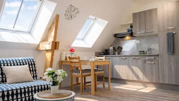 Kjøleskap, mikrobølgeovn, kokeplater og oppvaskmaskin