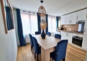 Family Apartment | Living area | 102-cm TV with digital channels, Netflix, streaming services - Apart'Moment CONFORT Saint-Omer (Saint-Omer)