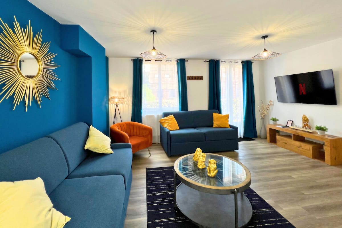 Exclusive Apartment | Living area | 102-cm TV with digital channels, Netflix, streaming services