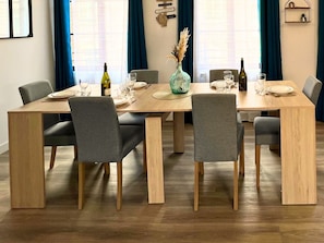 Exclusive-Apartment | Wohnbereich | 102-cm-Fernseher mit Digitalempfang, Netflix, Streaming-Dienste