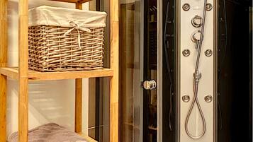 Departamento básico | Baño | Regadera, amenidades de baño gratuitas, secadora de cabello, toallas