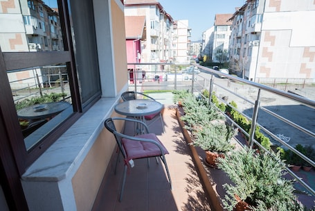 Deluxe Twin Room | Minibar, desk, blackout drapes, soundproofing