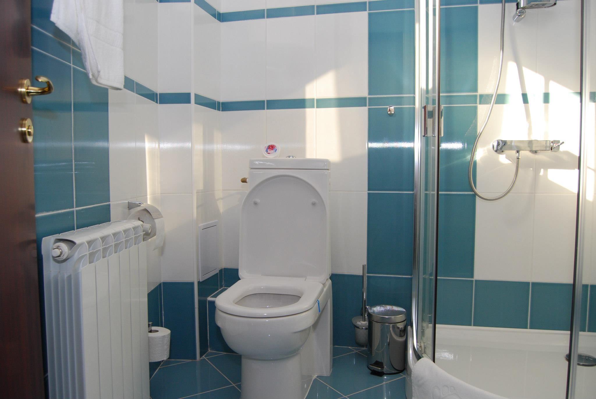 junior suite | bathroom | bathtub, deep-soaking bathtub, free toiletries, hair dryer