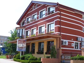 Vista frontal de la propiedad